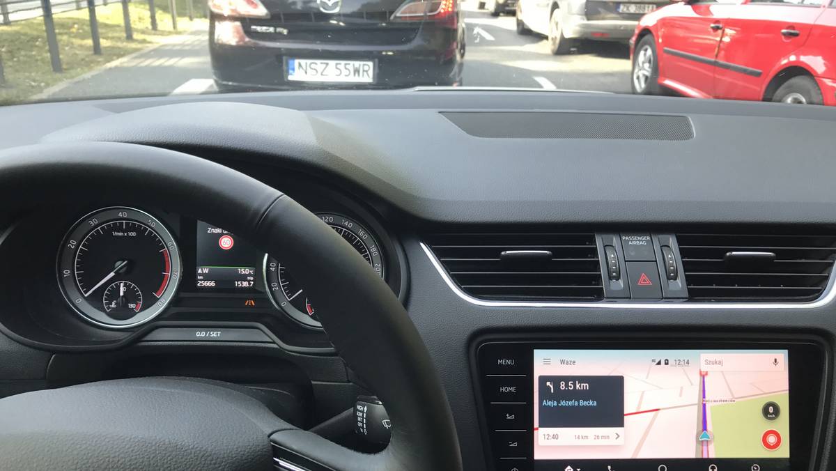 Nawigacja Waze w ramach Android Auto dobrze informowała o utrudnieniach drogowych. Skoda Octavia