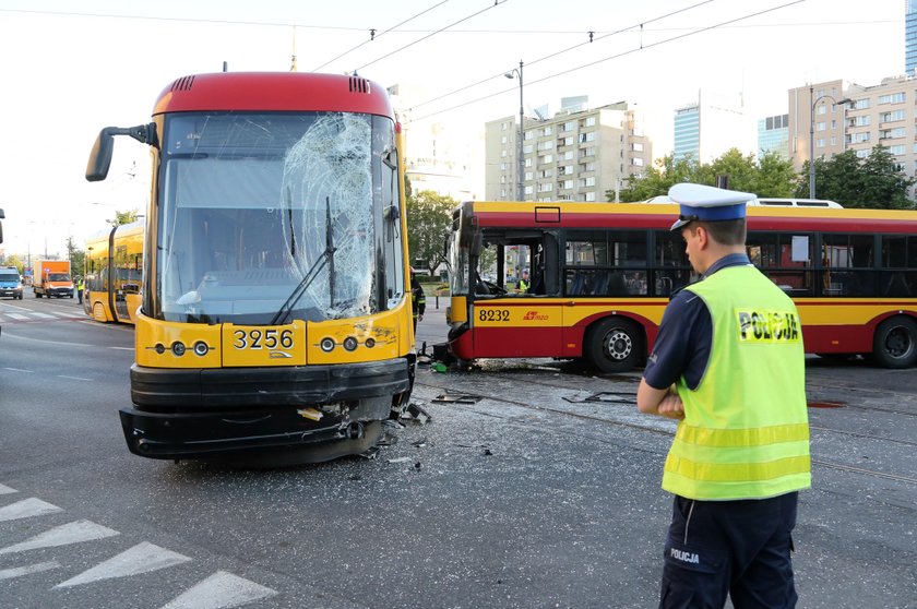 Zderzenie autobusu z tramwajem w Warszawie.