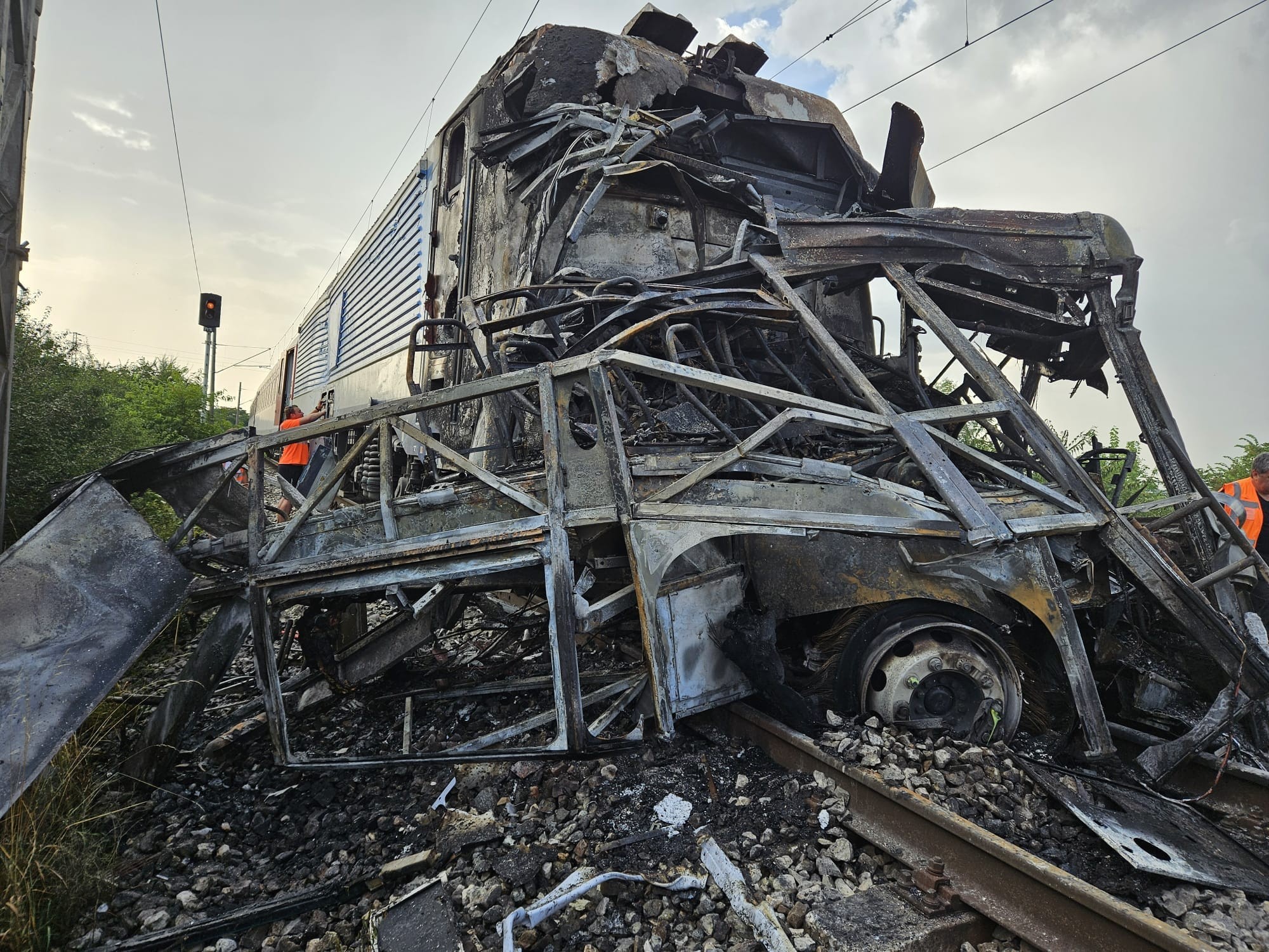 Nehoda vlaku s autobusom pri Nových Zámkoch si vyžiadala obete.
