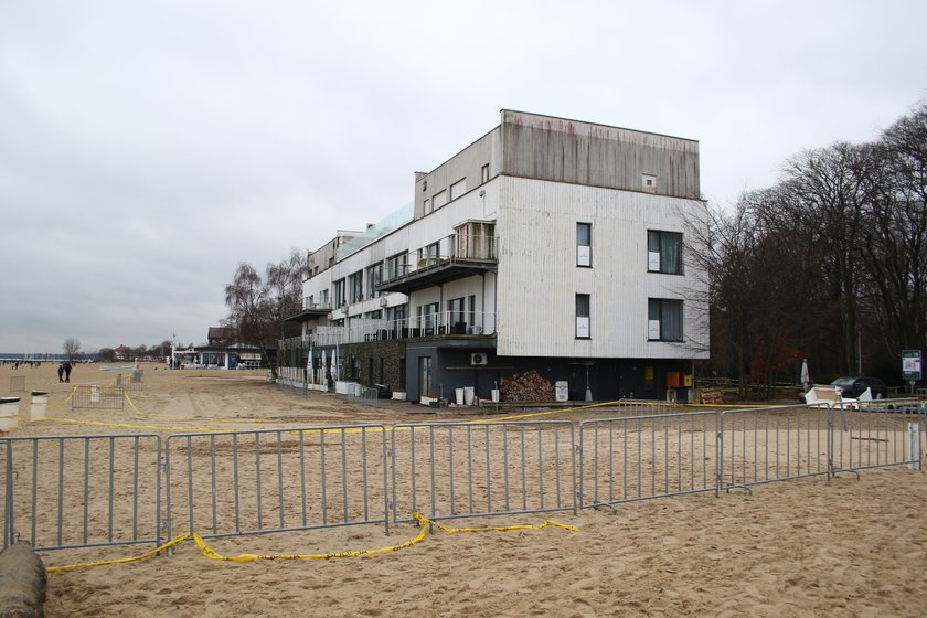 Sprawę bada teraz prokuratorskie Archiwum X. Śledczy na przełomie roku przeszukiwali Zatokę Sztuki i teren wokół niej. 