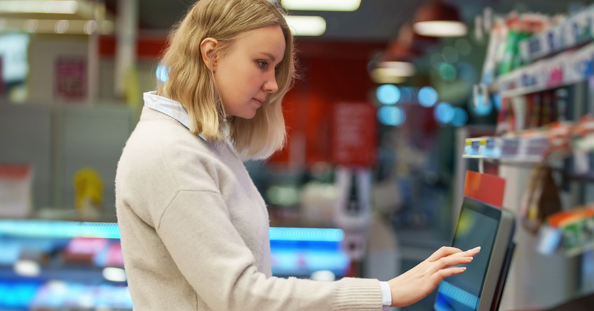 Robisz zakupy przy kasie samoobsługowej? Wydajesz więcej