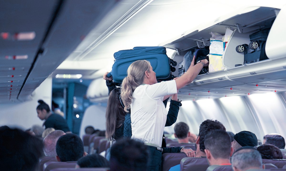 Nie wkładaj tam kurtki w samolocie. Stewardesa ostrzega