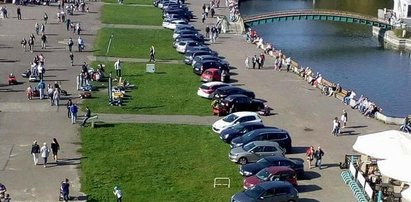 Stadion Śląski bez parkingów. Kierowcy rozjeżdżają osiedle i park