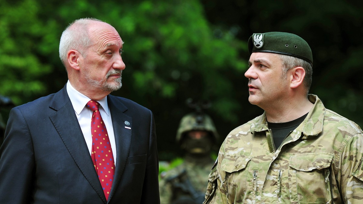 Antoni Macierewicz, minister obrony narodowej, i generał Wiesław Kukuła, dowódca WOT, podczas uroczystości przejęcia przez Dowództwo Wojsk Obrony Terytorialnej tradycji Komendy Głównej Armii Krajowej, Warszawa, 28 czerwca 2017 r.