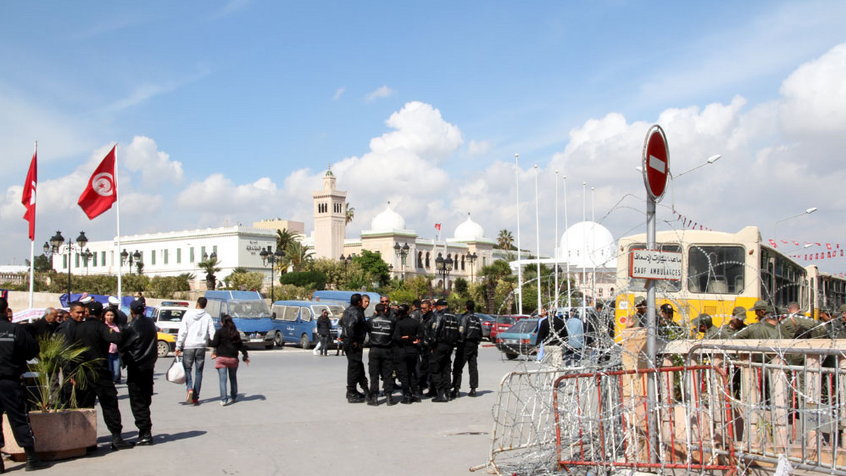 Po kilku dniach niepokojów i rozbojów, w tym po sobotnich protestach antyrządowych, w stolicy Tunezji Tunisie oraz jego okolicach wprowadzono godzinę policyjną - podała tunezyjska telewizja państwowa.