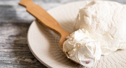 To pyszne ciasto z herbatników i mascarpone zrobisz w kilka minut. Trudno o prostszy przepis