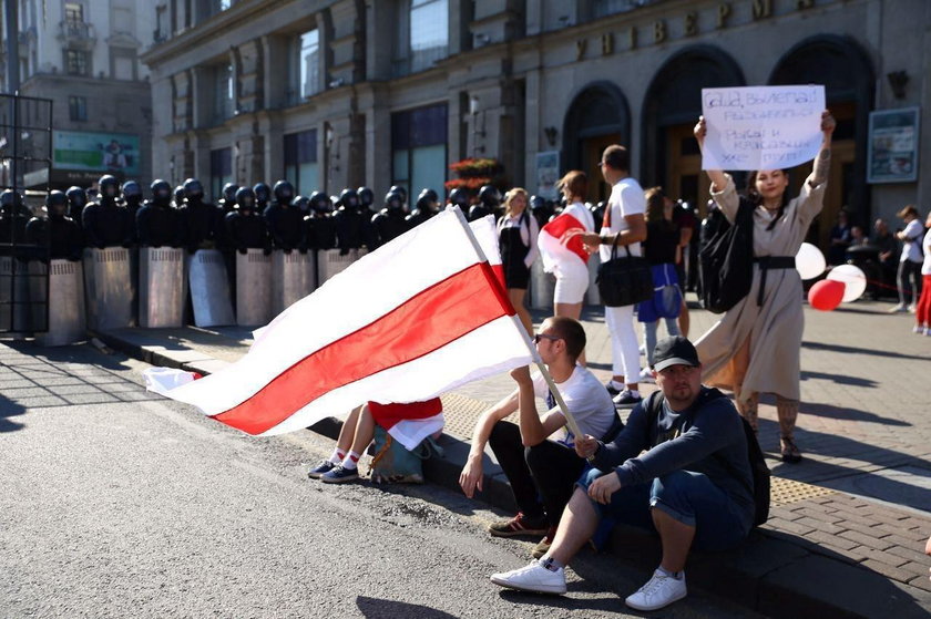 Białoruś: milicja brutalnie pacyfikuje protesty w Mińsku