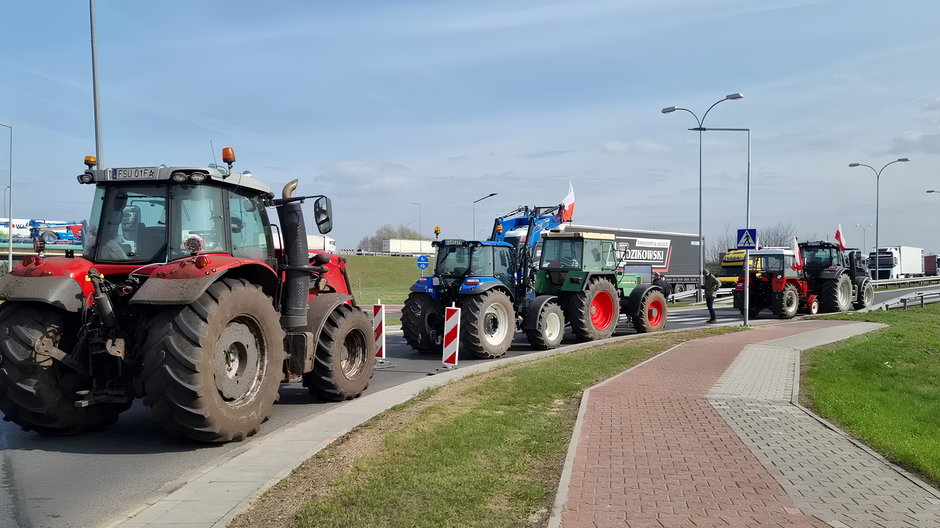 Blokada rolników przy wjeździe na drogę S3
