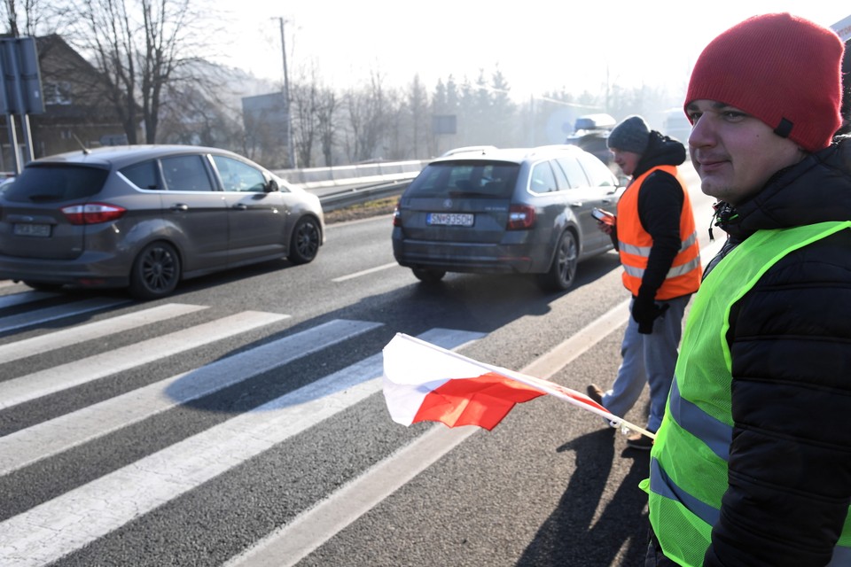 Blokada zakopianki w Krzyszkowicach, w ramach akcji "Wyjdźmy na pasy. Chcemy bezpiecznie żyć"