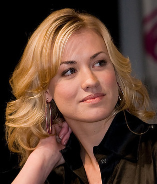 Yvonne Strahovski żałuje zmiany nazwiska