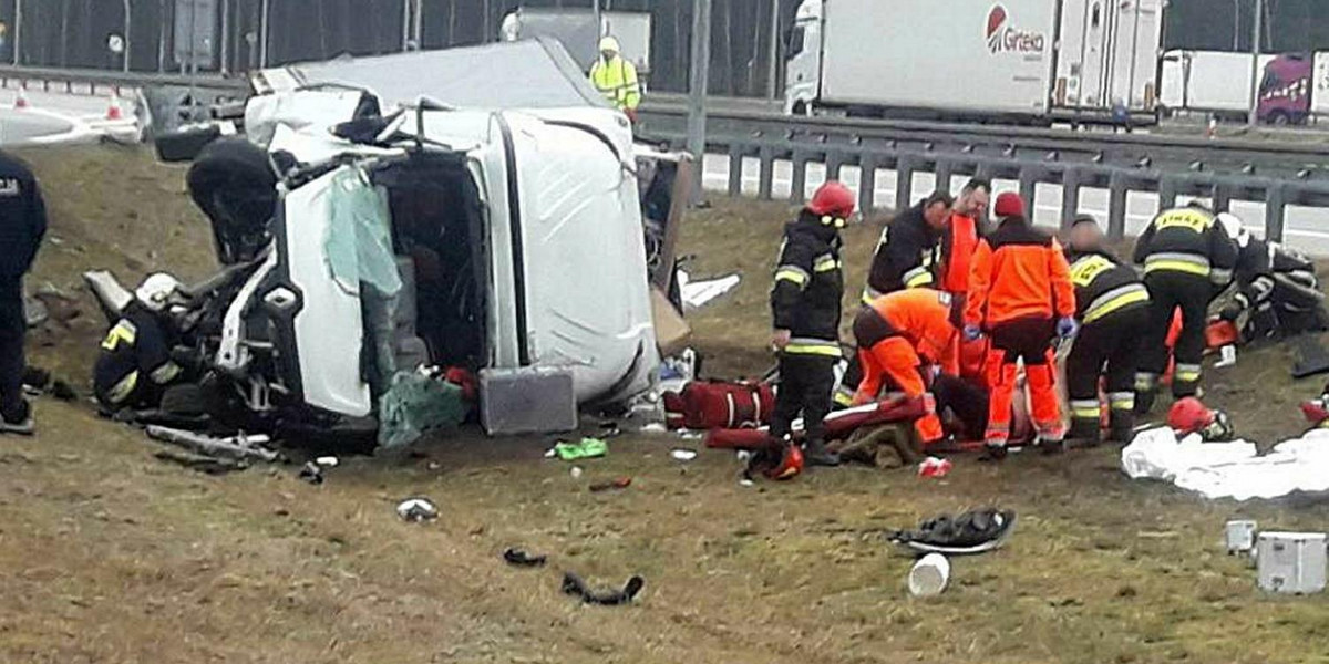 Dostawczak rozbił się na autostradzie. Są ranni