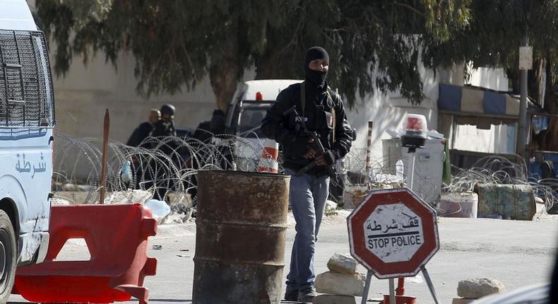 A Tunisian police officer stands guard near a police station after Monday's attack by Islamist fighters on an army and police barracks in the town of Ben Guerdan, Tunisia, near the Libyan border March 8, 2016. REUTERS/Zoubeir Souissi