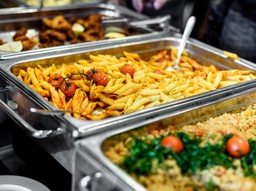 Jeśli w gminie jest centrum usług wspólnych, to szkoły  nie mogą same wyłaniać dostawców cateringowych