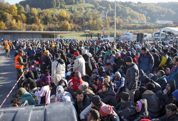 Słowenia zalewana przez falę imigrantów. Chorwaci zwożą ich pod granicę...