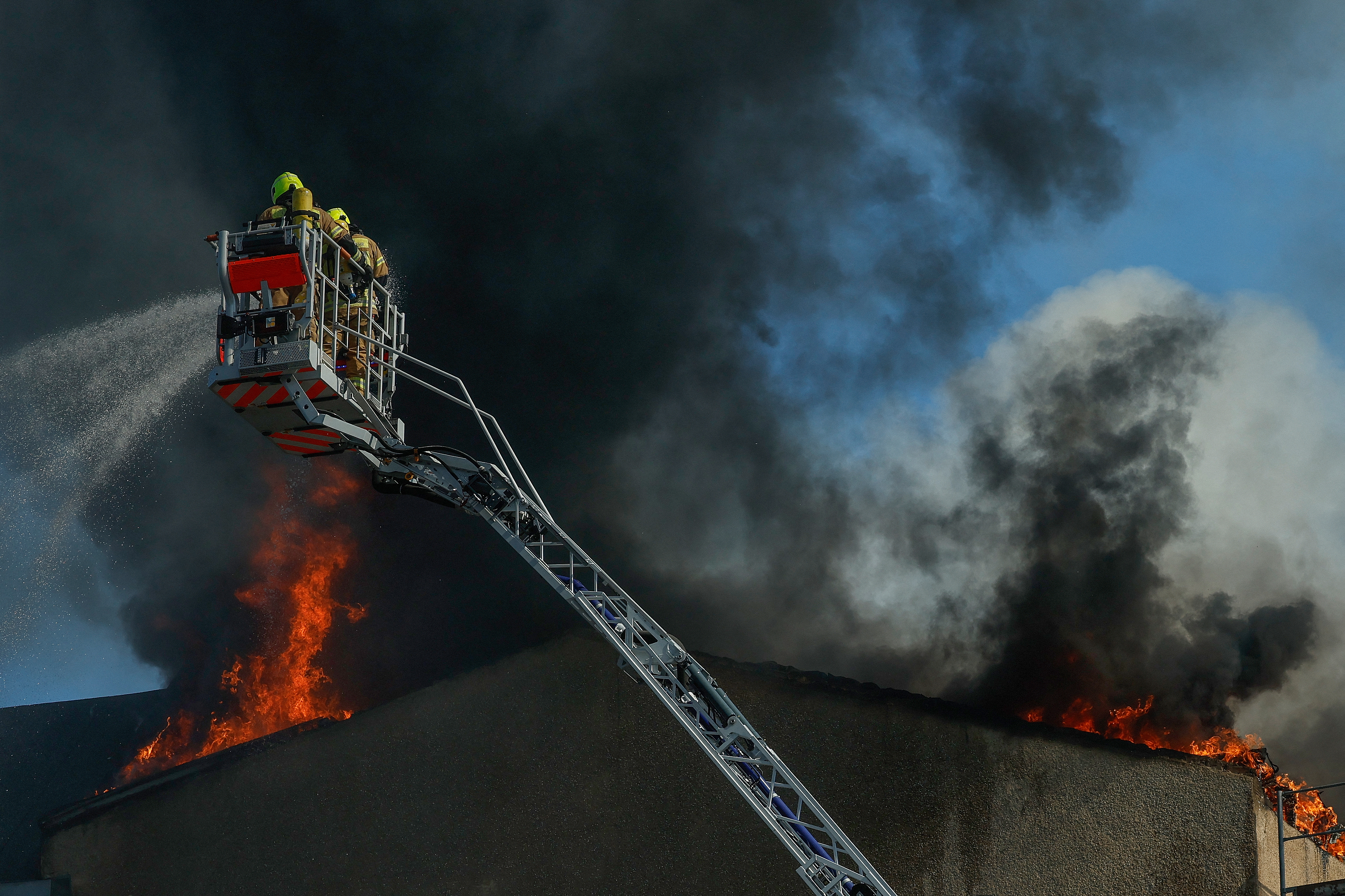 Kind stirbt bei Hochhausbrand in Berlin - 60 Bewohner gerettet