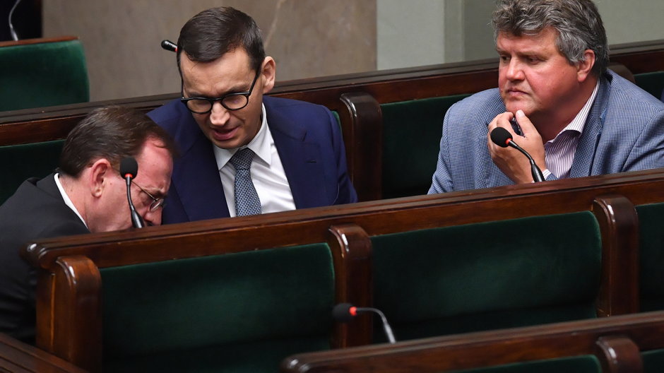  Premier Mateusz Morawiecki (2L), minister spraw wewnętrznych i administracji Mariusz Kamiński (L) oraz wiceminister spraw wewnętrzych i administracji Maciej Wąsik (P) na sali obrad Sejmu (22.07.2022)