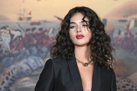 Nosi tatino prezime, ali je lepa na mamu! Ćerka Monike Beluči raspametila Večni grad raskošnom večernjom kreacijom koja spaja glamur i prefinjenost