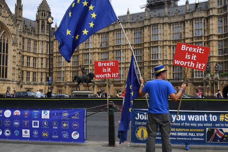 Przeciwnik Brexitu przed brytyjskim parlamentem. 18 lipca 2018 r.