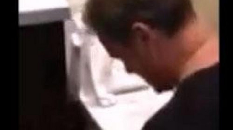 Vécéből kimert vizet öntött a fejére Matt Damon - videó