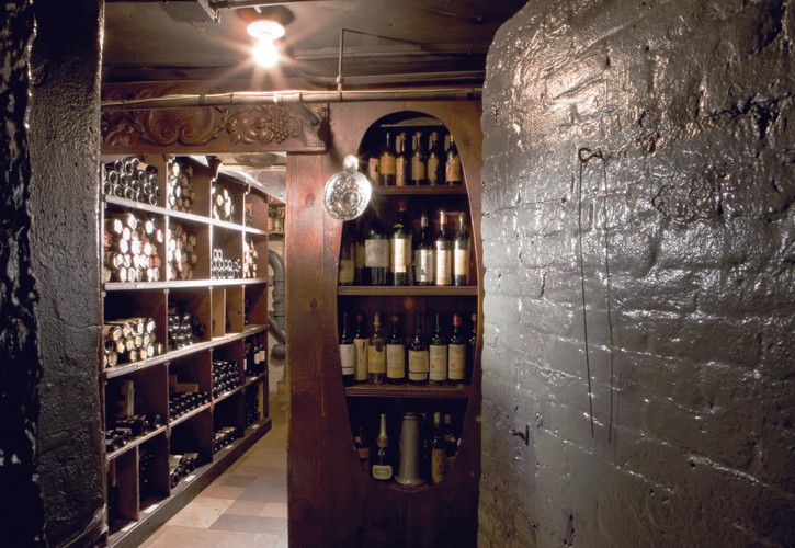 W 2011 roku kolekcjoner Christian Vanneque pobił ówczesny rekord. Za butelkę <b> Chateau d’Yquem</b> z 1811 roku zapłacił 117 000 dolarów.