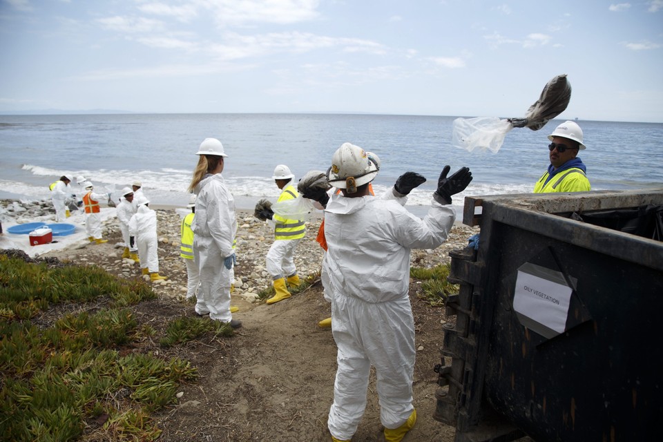 USA CALIFORNIA OIL SPILL (Oil spill workers clean beach near Santa Barbara, California)