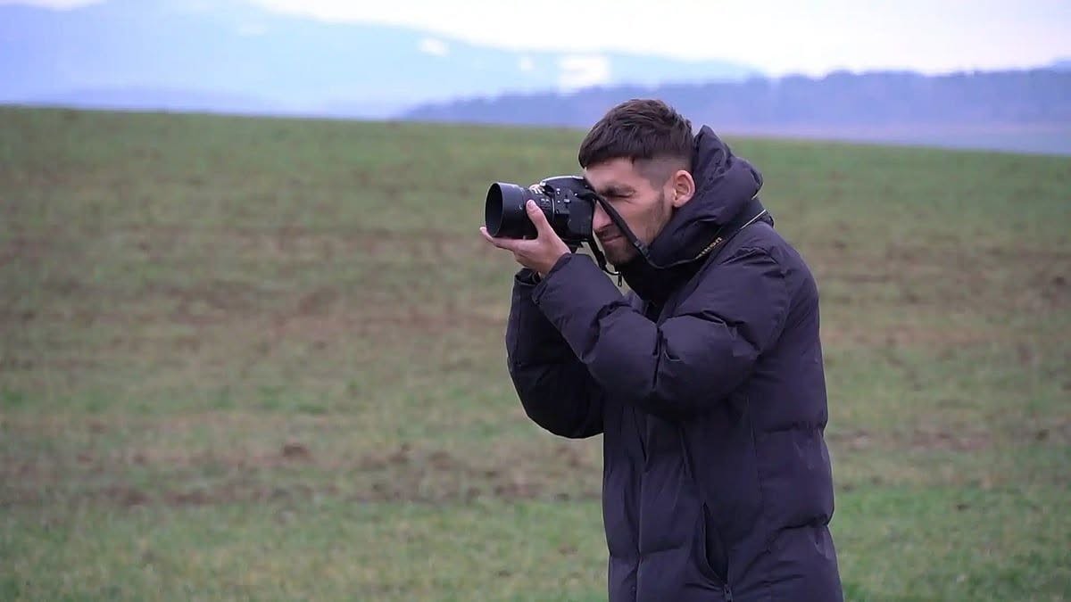 Meteorológ, amatérsky lovec búrok a pozorovateľ extrémneho počasia Nikolas Čikala. 