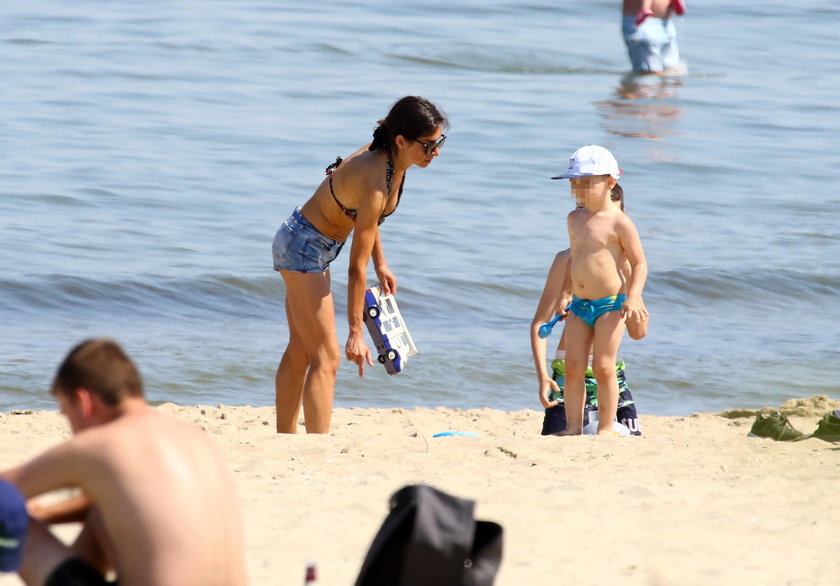 Marta Kaczyńska na plaży w Sopocie z synem