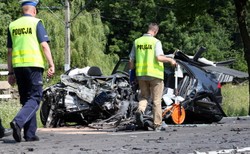 Z auta nic nie zostało po wypadku na Zakopiance. Samochód z rodziną wjechał pod tira. ZDJĘCIA