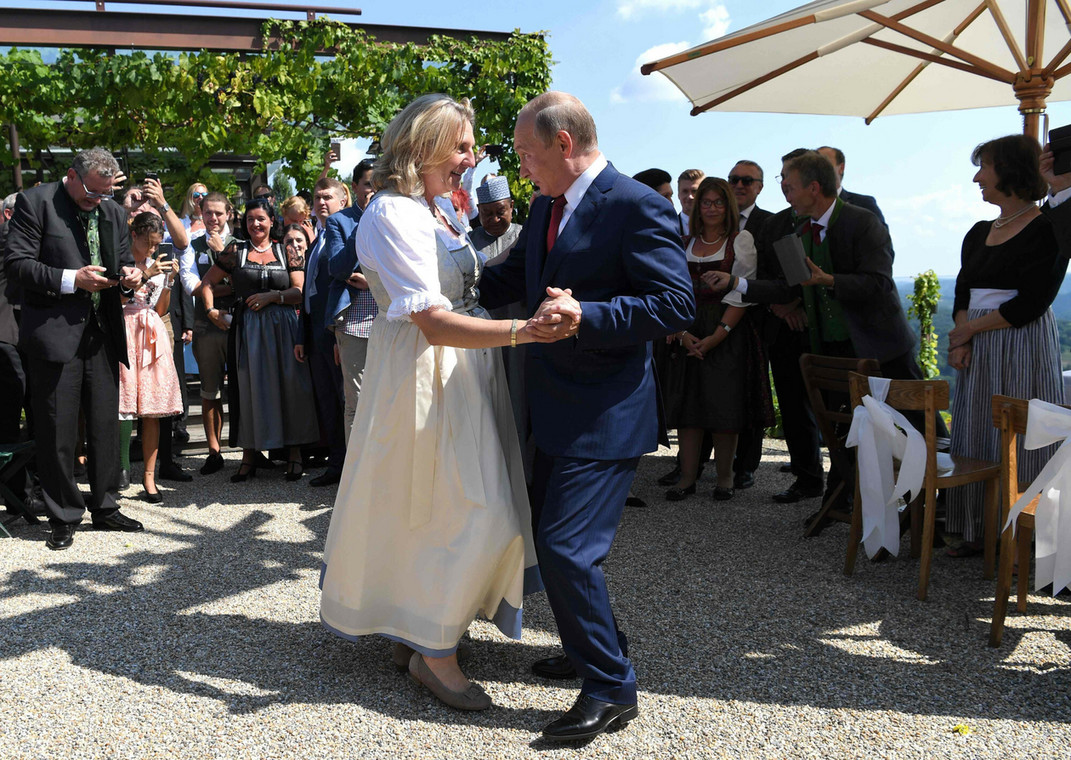Minister spraw zagranicznych Austrii Karin Kneissl i prezydent Rosji Władimir Putin tańczący walca na weselu, Austria, 18 sierpnia 2018 r.
