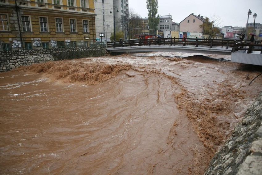 Sarajevo, rijeka Miljacka preti da se izlije