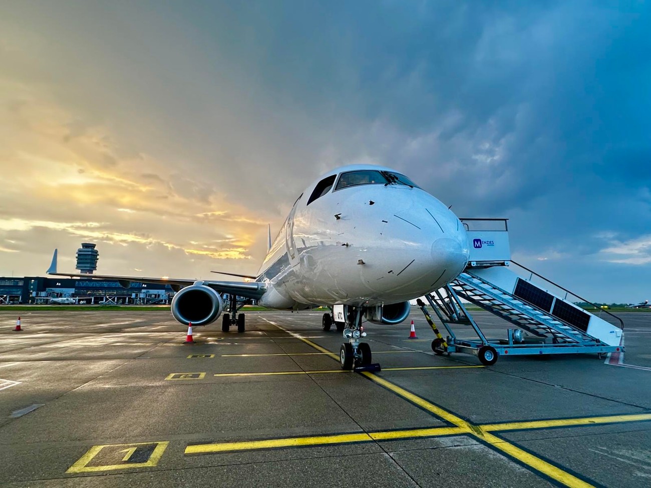 Er Srbija pojačava flotu: Stigao novi avion tipa embraer E-195 na beogradski aerodrom (foto)