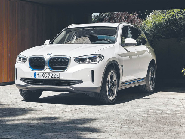 BMW IX3. Usuńcie z nazwy literę „X” i będzie świetne! [MOTOFELIETON]