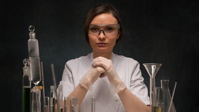 naukowiec chemia kobieta labolatorium