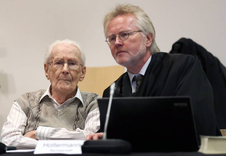 Oskar Gröning i jego adwokat Hans Holtermann na sali sądowej