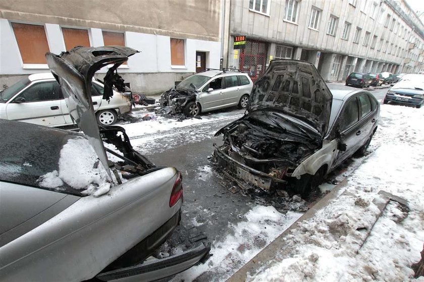 Podpalacz grasuje w centrum Warszawy. 10 aut zniszczonych w noc