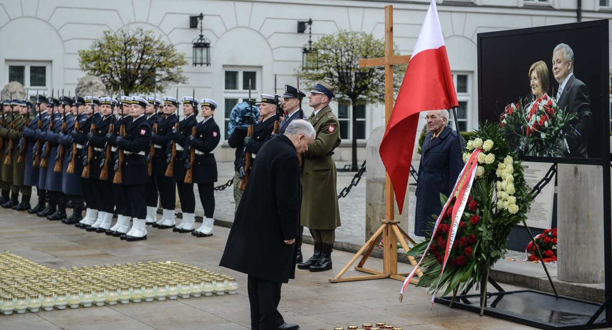Prezes PiS Jarosław Kaczyński w trakcie Apelu Pamięci przed Pałacem Prezydenckim na Krakowskim Przedmieściu