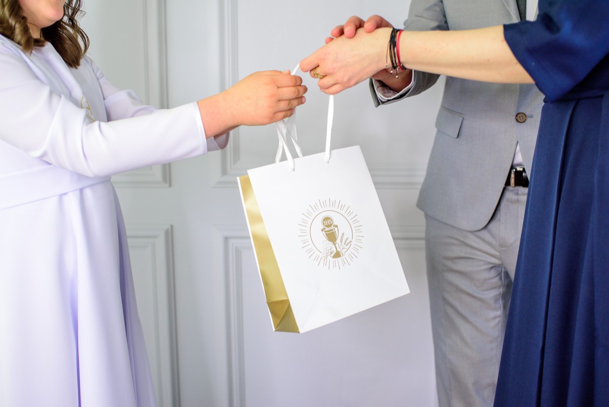 Prezenty komunijne pod lupą skarbówki? Tak możesz uniknąć nieprzyjemnych niespodzianek