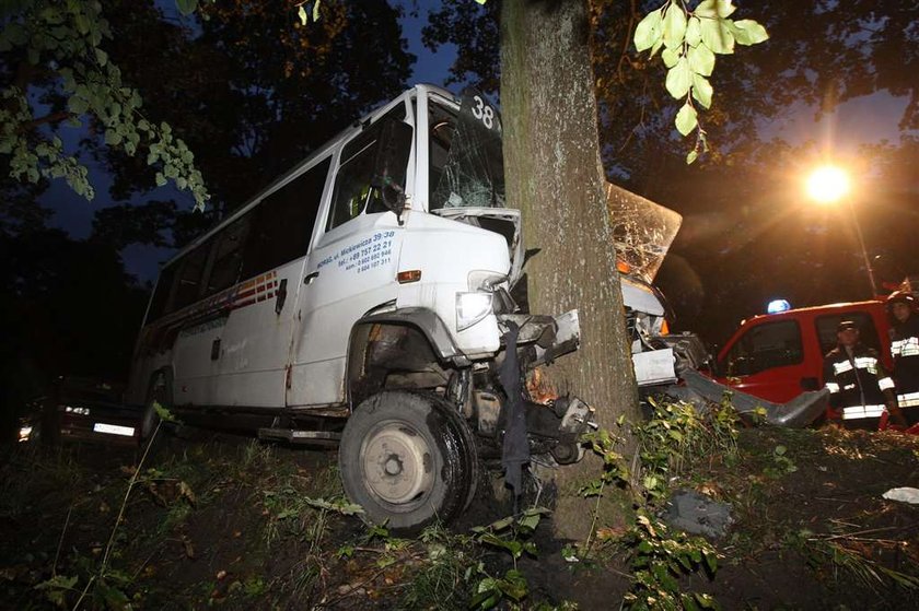 Wypadek busa. 12 rannych, 1 osoba nie żyje!