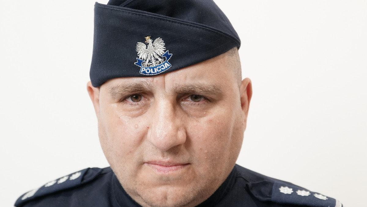 — <strong>Policjanci, którzy służą w ruchu drogowym i pionach prewencji, nie biorą teraz łapówek i nie chleją na służbie. Robi to jednak kierownictwo, co wychodzi na jaw tylko czasami. Gdyby alkohol wypił szeregowy funkcjonariusz, zostałby zwolniony tego samego dnia, a kiedy to samo robi przełożony, sprawy są wyciszane i bagatelizowane — mówi w rozmowie z Onetem Norbert Grzegorz Kościesza, autor książki "Folwark komendanta". </strong>