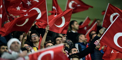 Tureccy kibice zamiast minuty ciszy skandowali: „Allah Akbar”!? WIDEO