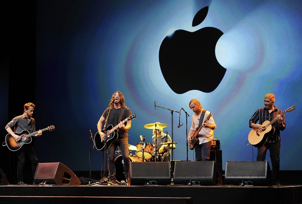 Foo Fighters podczas występu na premierowym pokazie nowych produktów marki Apple