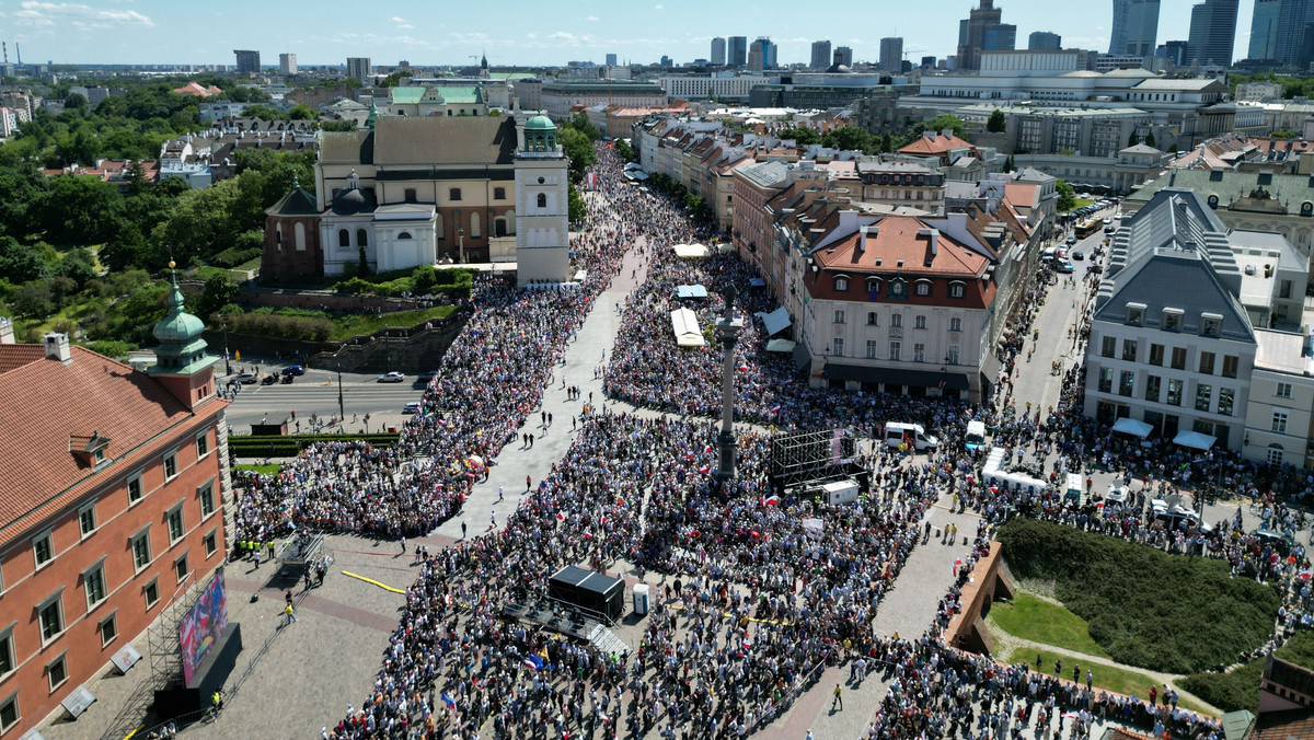 O godz. 15 miał miejsce kulminacyjny moment wielkiego marszu 4 czerwca, organizowanego w Warszawie przez Donalda Tuska i Platformę Obywatelską. — Chcę złożyć przed wami ślubowanie. Idziemy do tych wyborów, aby zwyciężyć i naprawić ludzkie krzywdy. Ślubuję wam zwycięstwo, rozliczenie zła, zadośćuczynienie krzywdom ludzkim i pojednanie między Polakami — zadeklarował lider PO na pl. Zamkowym. Z obliczeń Onetu wynika, że frekwencja na godz. 15 wynosiła co najmniej 300 tys. osób. Zapraszamy do przeczytania naszej relacji na żywo.