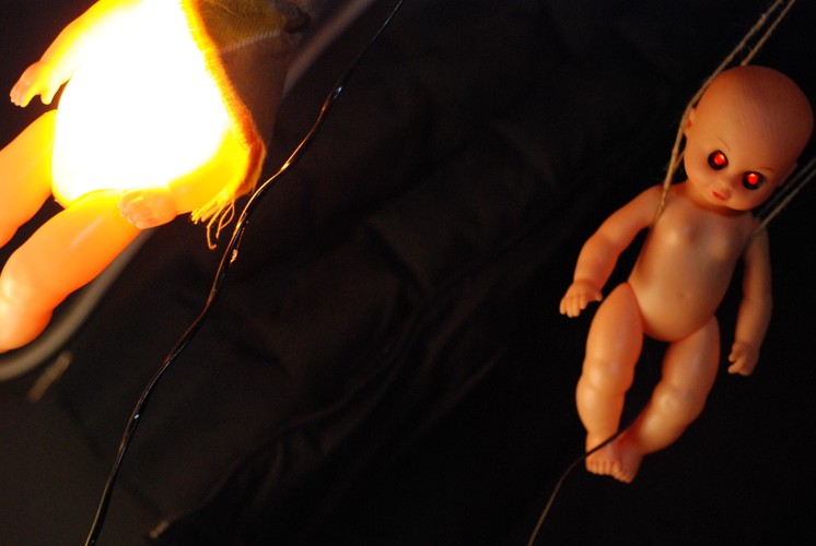 ...plastikowe bobasy przeistaczały się w niepokojące lampy (autor zdradził nam, że boi się dzieci)...
