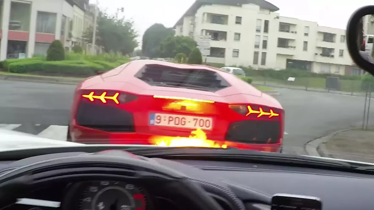 Aventador pluje ogniem na Ferrari