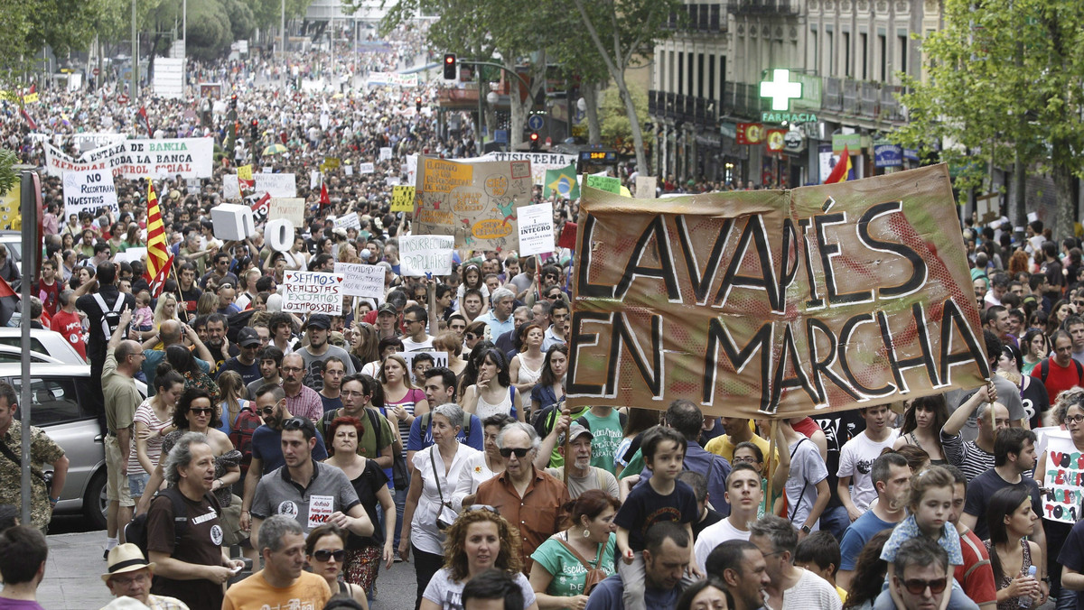 Co najmniej 100 tysięcy Hiszpanów oburzonych rządowym programem oszczędności wyszło w sobotę na ulice miast, by demonstrować przeciw oszczędnościom w pierwszą rocznicę rozpoczęcia takich protestów.