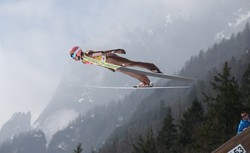 PŚ w skokach: Kubacki zepsuł skok. Kot dał nadzieję. Polacy na 4. miejscu na półmetku konkursu drużynowego