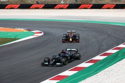Lewis Hamilton tryumfuje w wyścigu Formuły 1. To jego 97. zwycięstwo w historii