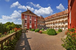 Teatr, piwniczki winne i zbiory zakonu krzyżackiego. Co jeszcze skrywają zamki i pałace Czech? TOP 12