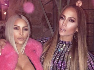 Ilyen Jennifer Lopez 2 millió forintos partiruhája
