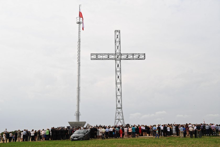 W małej wsi Tuligłowy stanął gigantyczny krzyż